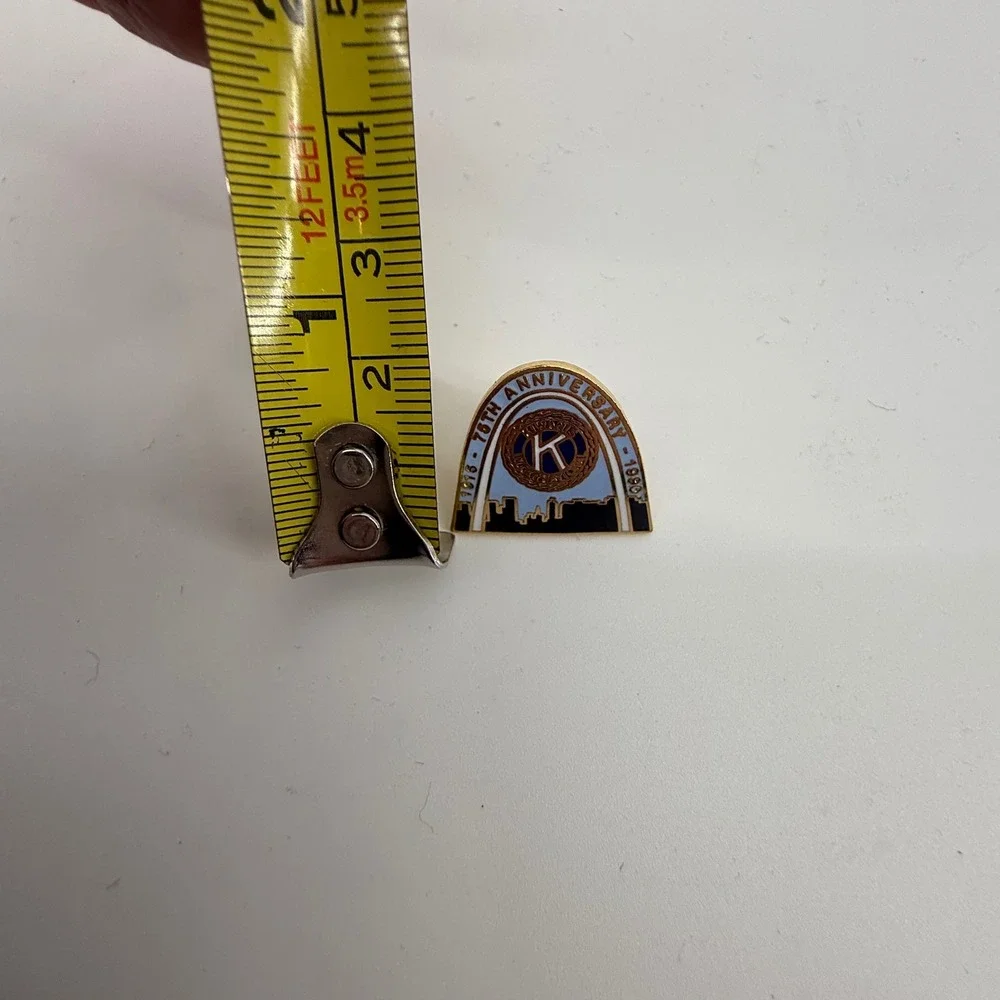 Kiwanis Club 75th Anniversary Pin 1916 1991 Golden‎ Arch Skyline Enamel